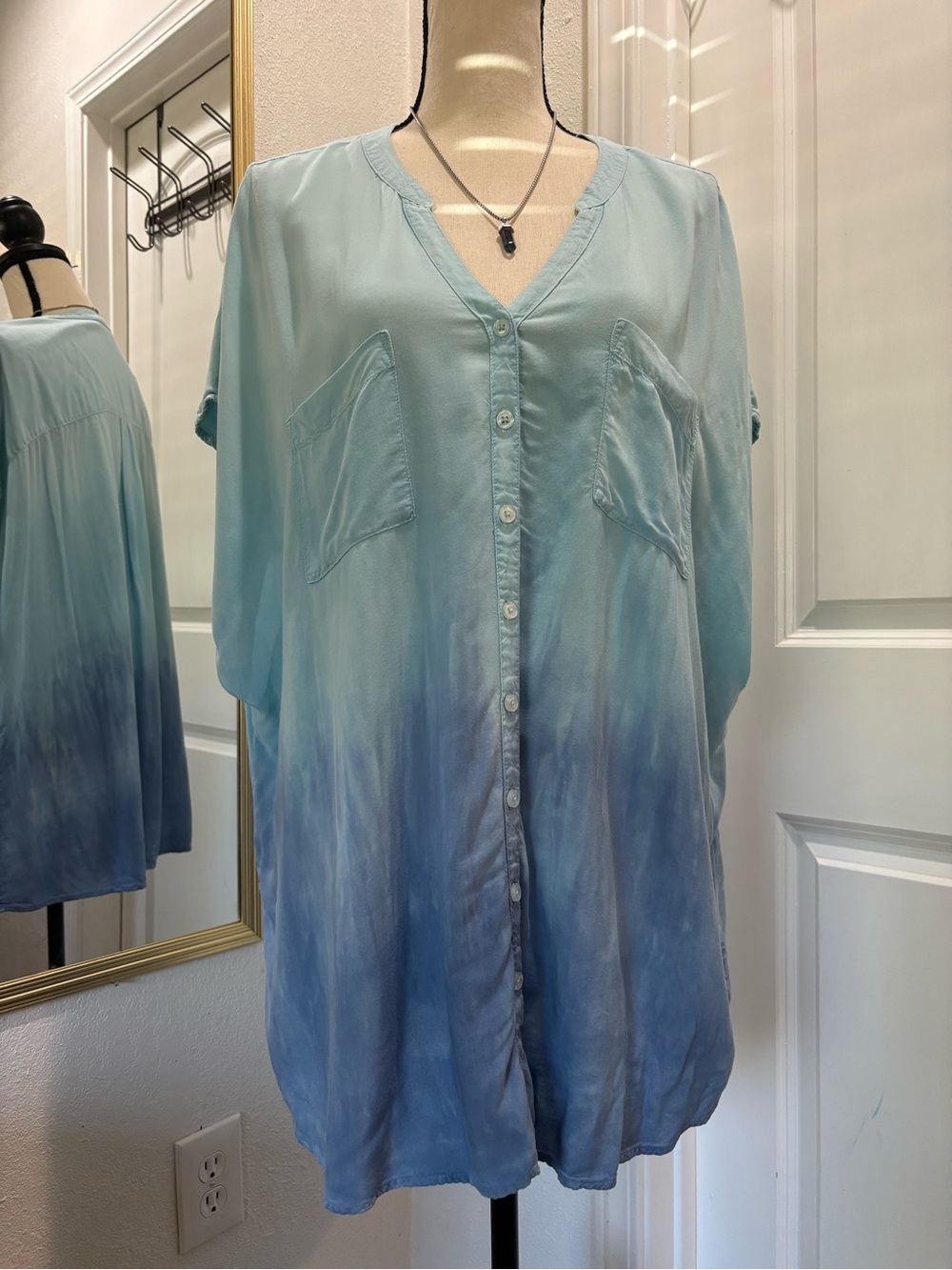 Torrid Sz 3 Light Blue to Blue Ombre Button-Front Top